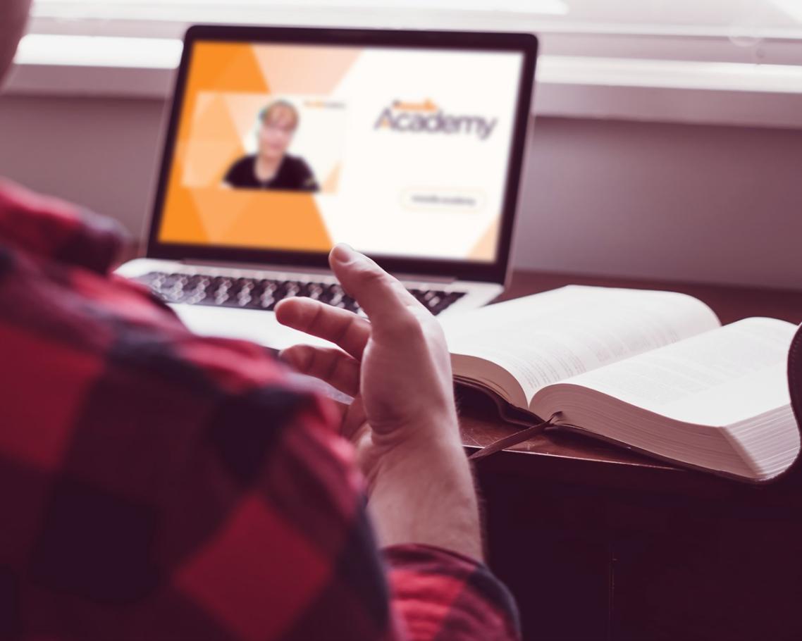 Session pratique d'identification de fossiles dans un atelier Lumivoraque